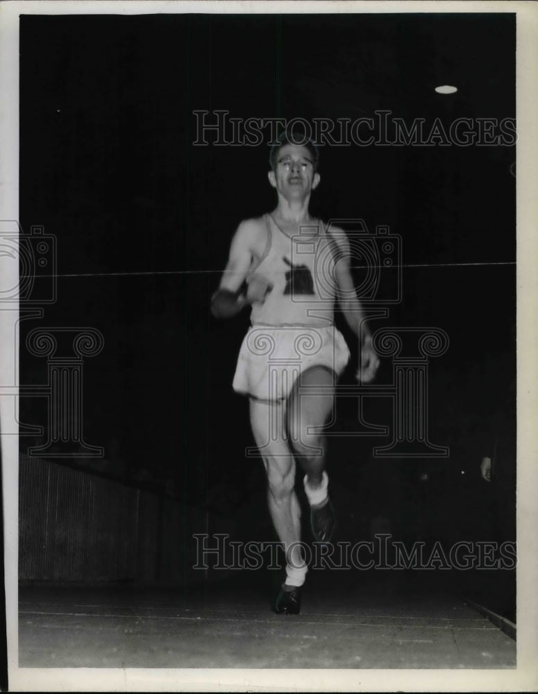 1943 Press Photo Gilbert Dodds 'The Flying Parson' finishes a mile, 4 min 8 sec.-Historic Images
