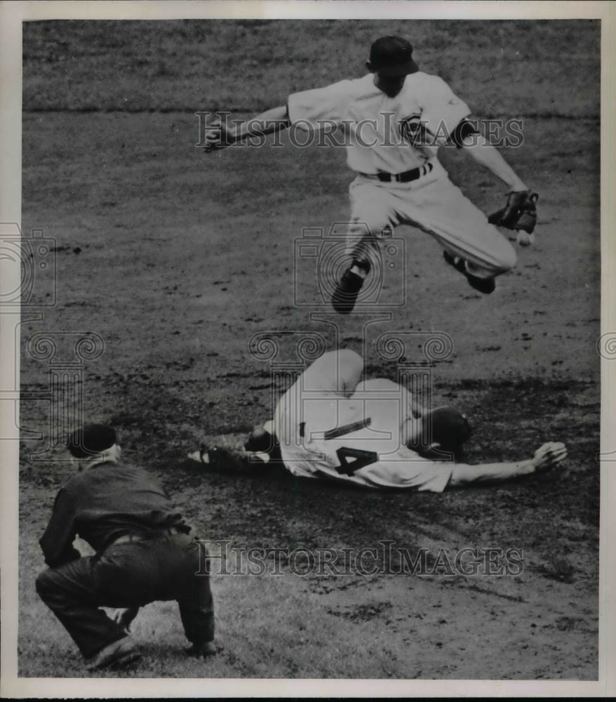 1951 Press Photo Jack Gusick Cubs Shortstop Leaps Over Phillies Del Ennis Safe - Historic Images