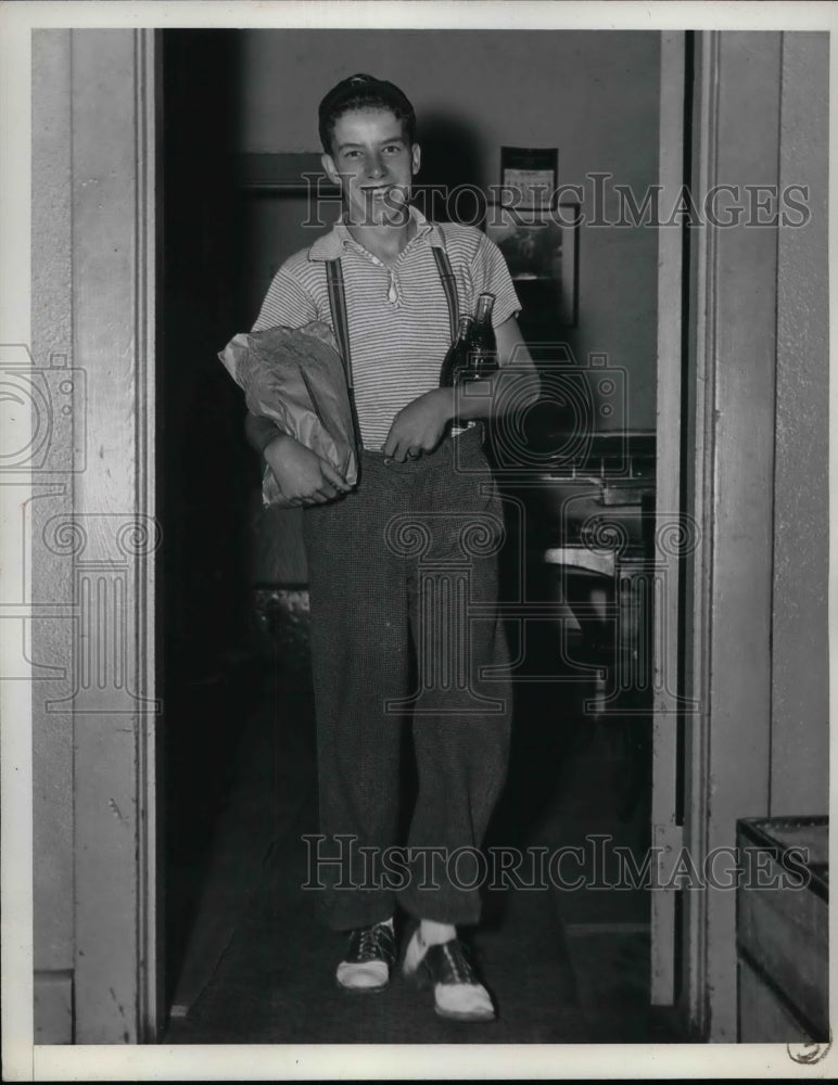 1937 Press Photo Timothy Sullivan Baseball player Bringing sandwiches for Yanks - Historic Images