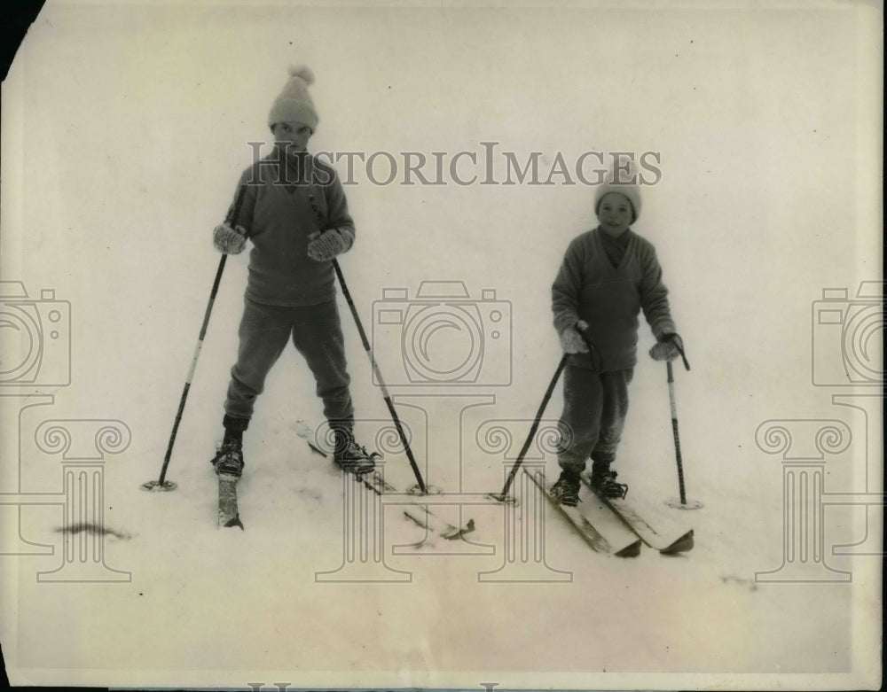 1927 Press Photo Katherine &amp; Mary Bell On Ski Trip At Lake Placid Club - Historic Images