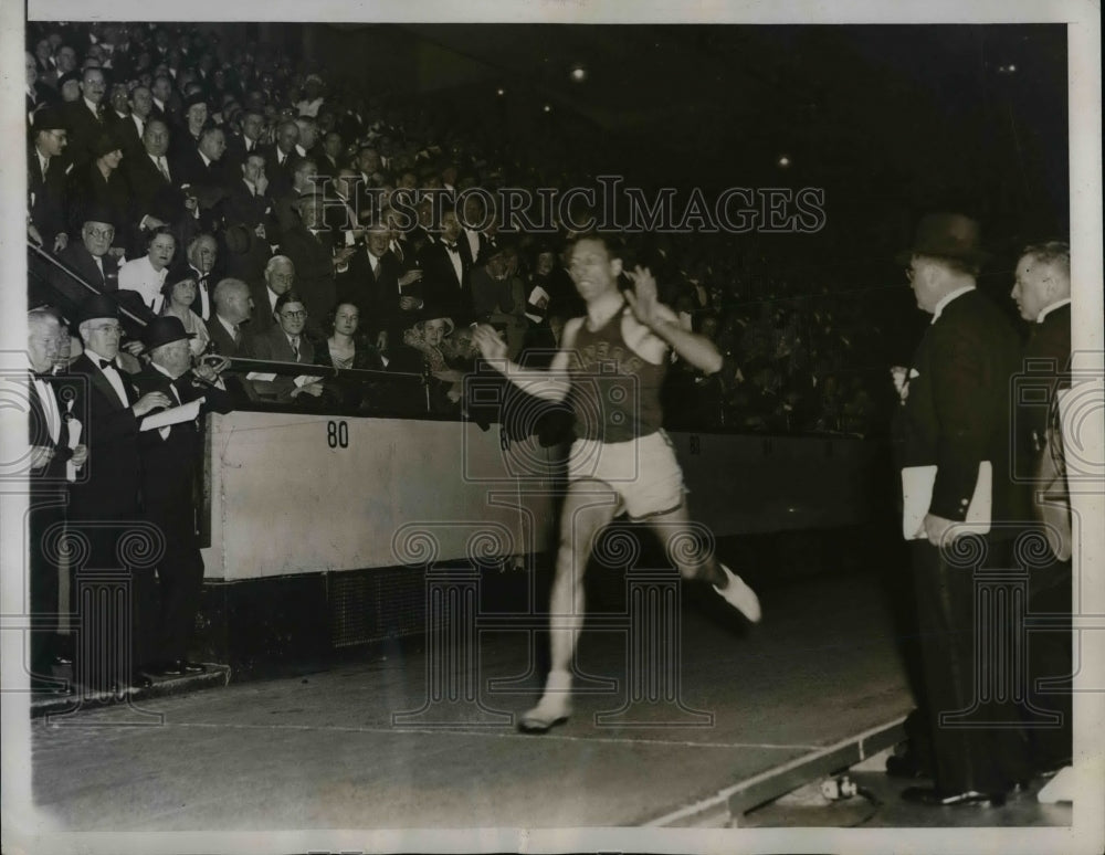 1935 Press Photo Glenn Cunningham Wins Wanamaker Mile Event - Historic Images