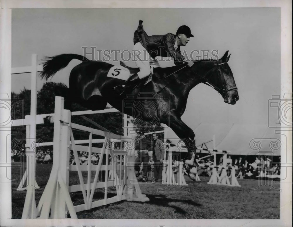 1943 Press Photo D Butler Jumps Lucky Dip At Royal Windsor Horse Show - Historic Images