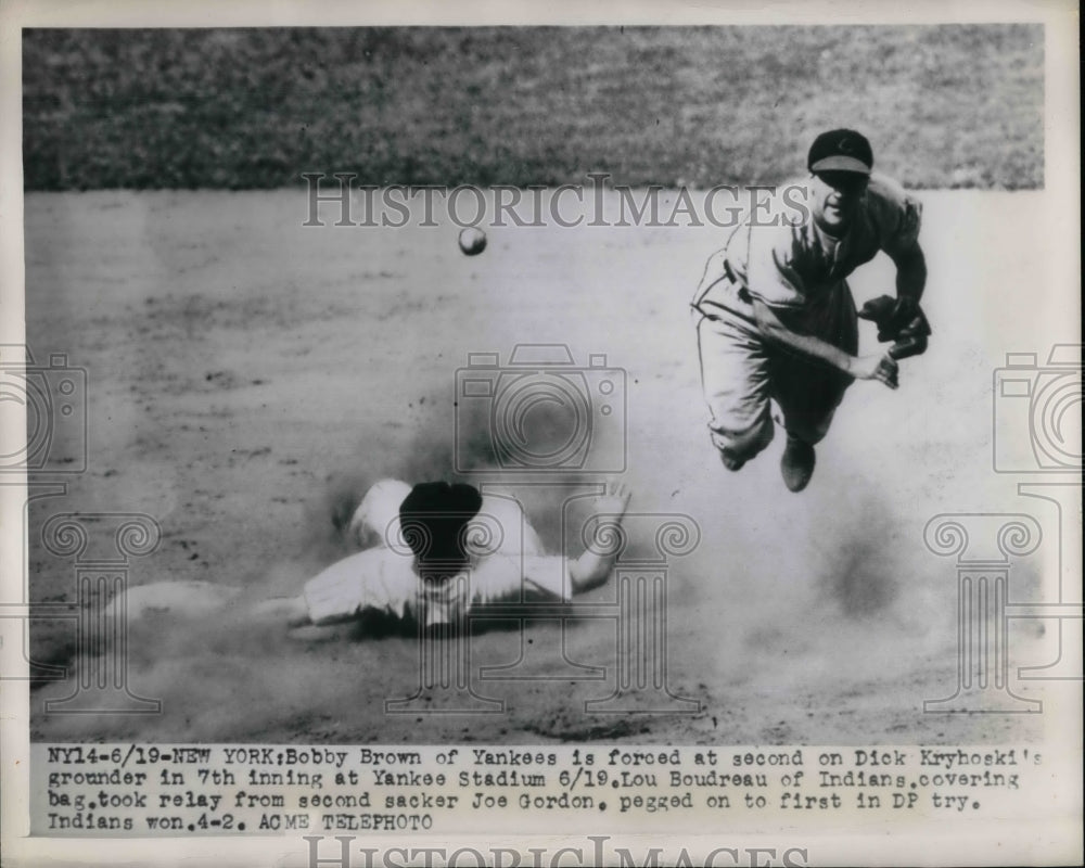 1949 Press Photo Yankee Bobby Brown Forced At 2nd By Kryhoski's Grounder - Historic Images
