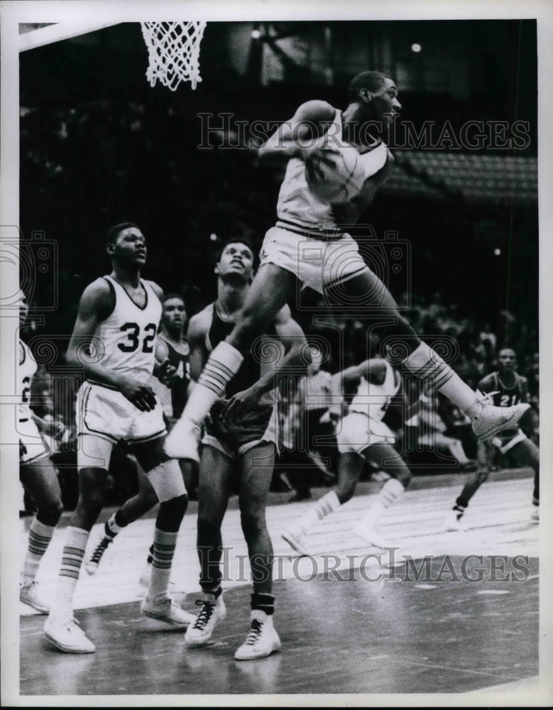 1957 Press Photo Sam Thomas Rebounds Raymond Reynolds Fred Clay Adams Basketball - Historic Images