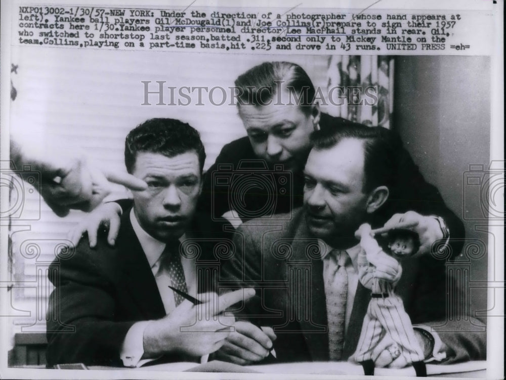1957 Press Photo Gil McDougald, Joe Collins, Sign Yankee Contracts, Lee MacPhail - Historic Images