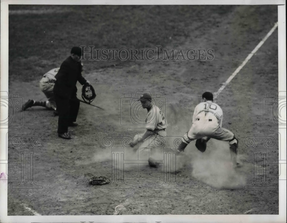 1942 Press Photo Mickey Witek of New York Giants, Mickey Owen of Dodgers - Historic Images