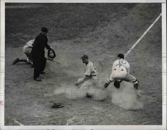 1942 Press Photo Mickey Witek of New York Giants, Mickey Owen of Dodgers - Historic Images