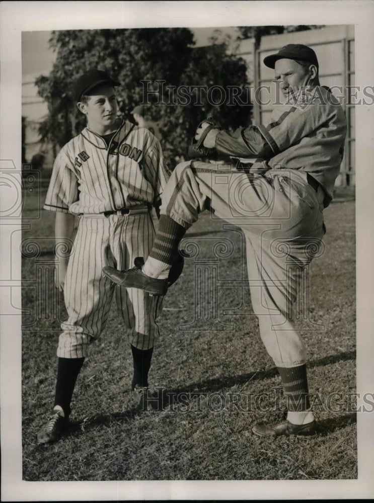 1940 Roy Johnson, Of Baseball College Gives Henry Mooney Tip - Historic Images