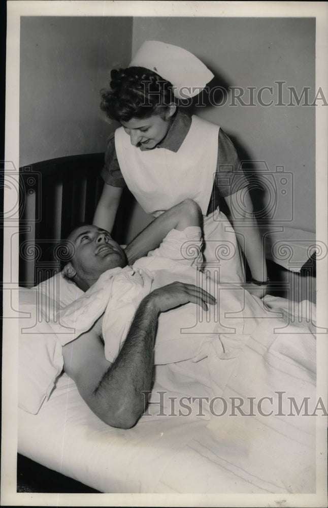 1949 Press Photo Gus Zernial Injured, Chicago White Sox, Nurse Mildred Bartchak - Historic Images