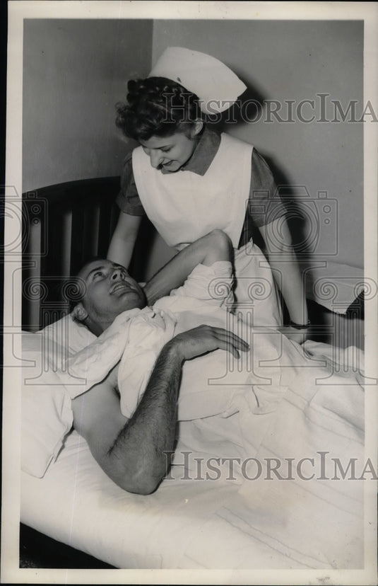 1949 Press Photo Gus Zernial Injured, Chicago White Sox, Nurse Mildred Bartchak - Historic Images