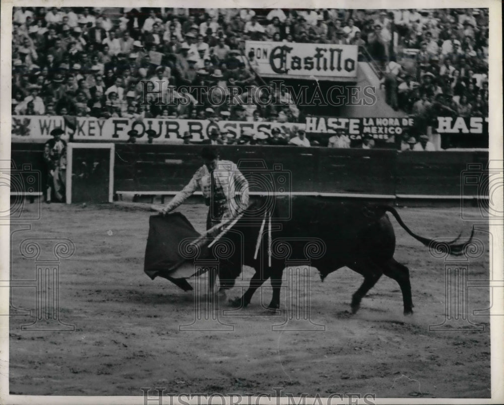 1950 Press Photo Manolo Dos Santos Professional Bullfighter Matador Bullfighting - Historic Images