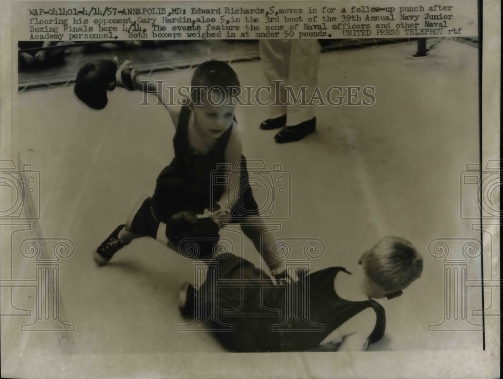 1957 Press Photo Edward Richards, Gary Hardin, Navy Junior Boxing Finals - Historic Images