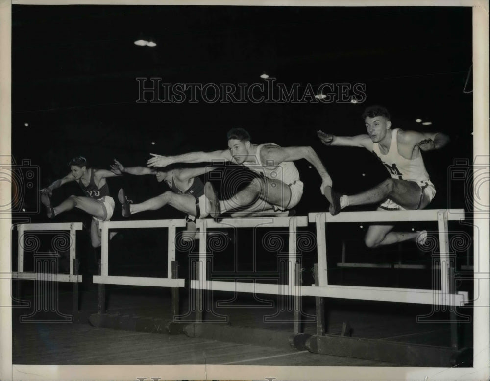 1950 Press Photo James Harrington of Manhattan College Finishes First Hurdles - Historic Images