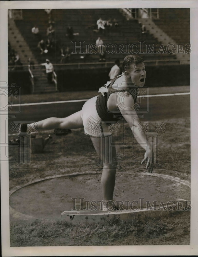 1939 Press Photo Robert Fisher of University of Southern California Heaves Shot - Historic Images