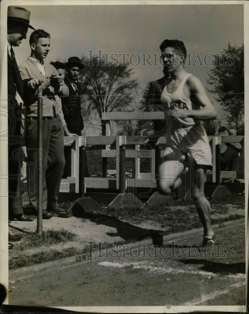 1940 Press Photo Gilbert Dodds of Ashland winning a 2 Mile Run - Historic Images