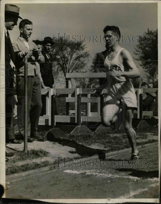1940 Press Photo Gilbert Dodds of Ashland winning a 2 Mile Run - Historic Images