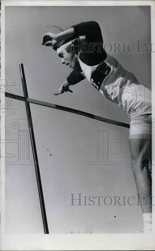 1971 Press Photo Randy Ghrist, Valley Forge, Pole Vaulting - Historic Images