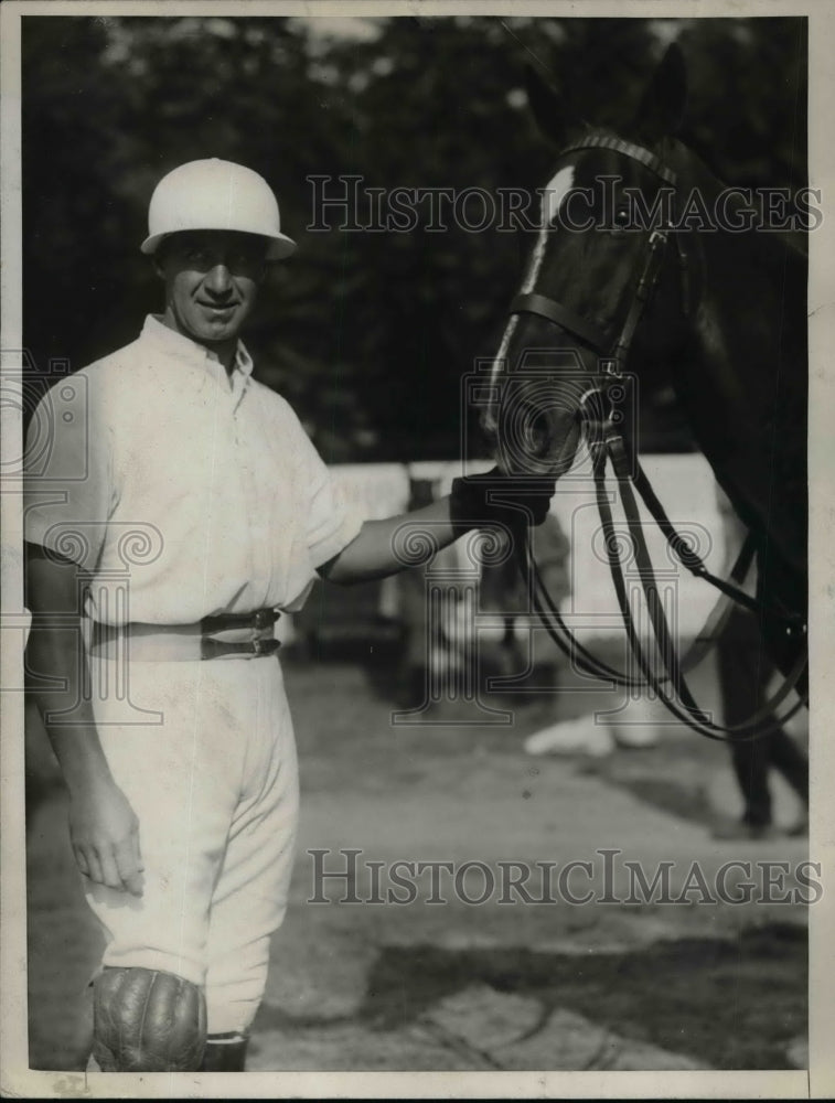 1926 Press Photo Equestrian Jockey Deveraux Milburn Standing With Horse - Historic Images