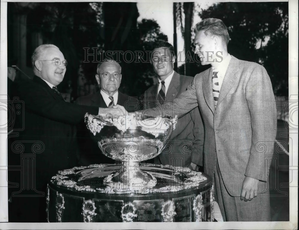 1947 Press Photo Davis Cup Winner Jack Kramer Congratulated By LA Mayor - Historic Images
