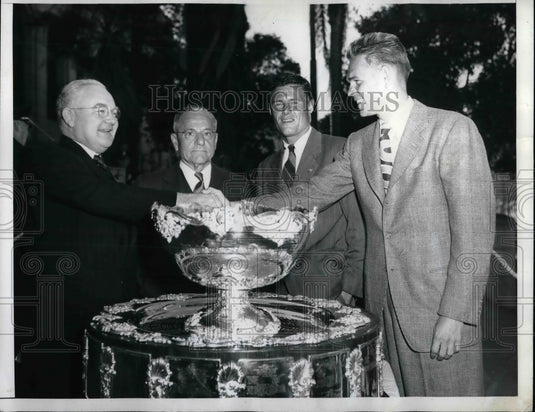 1947 Press Photo Davis Cup Winner Jack Kramer Congratulated By LA Mayor - Historic Images