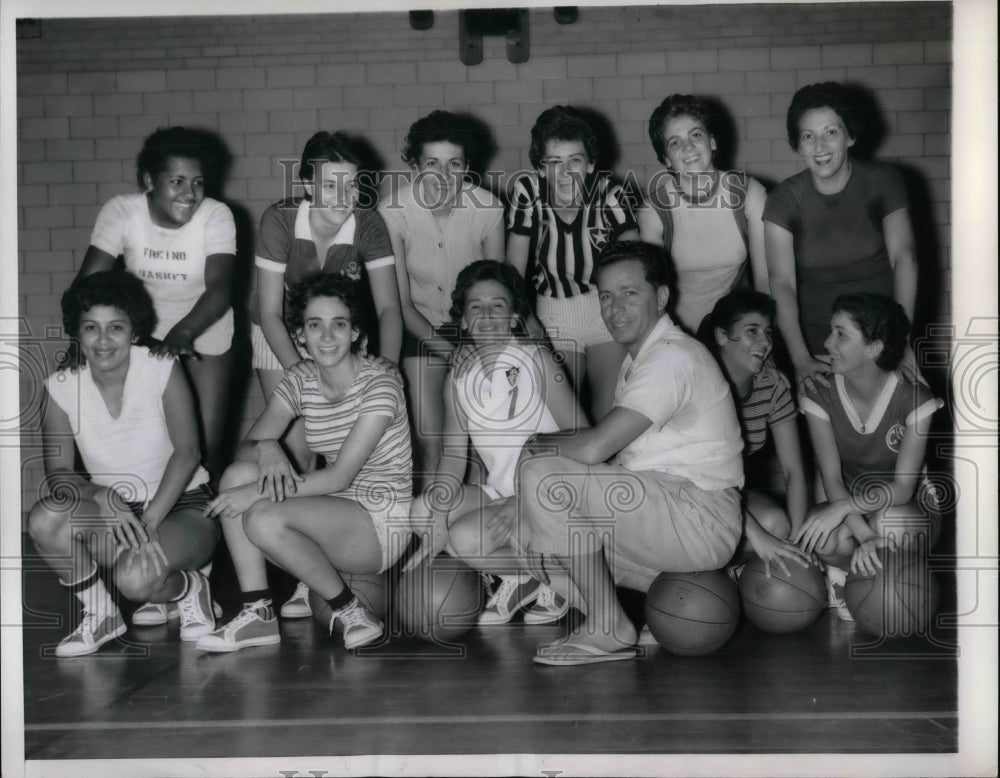 1959 Press Photo Brazil Women&#39;s Basketball Team Receives Instruction - Historic Images