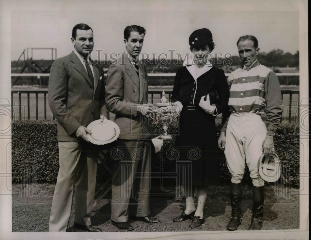 1940 Press Photo Mr., Mrs. John T. Skinner, Alfred Vanderbilt, Jockey E. Roberts - Historic Images