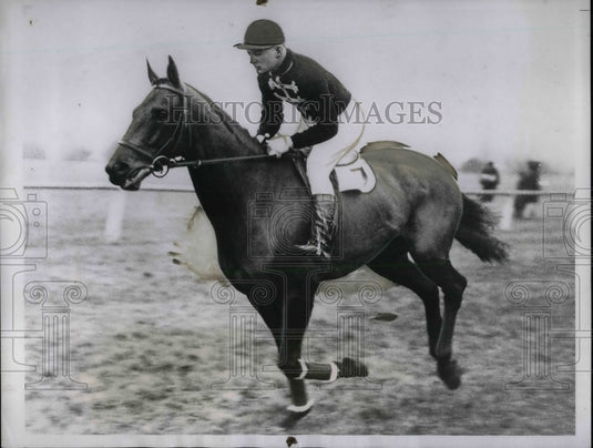 1935 Press Photo Louis Stoddard Rides Blue Banner II In Royal Handicap Hurdle - Historic Images