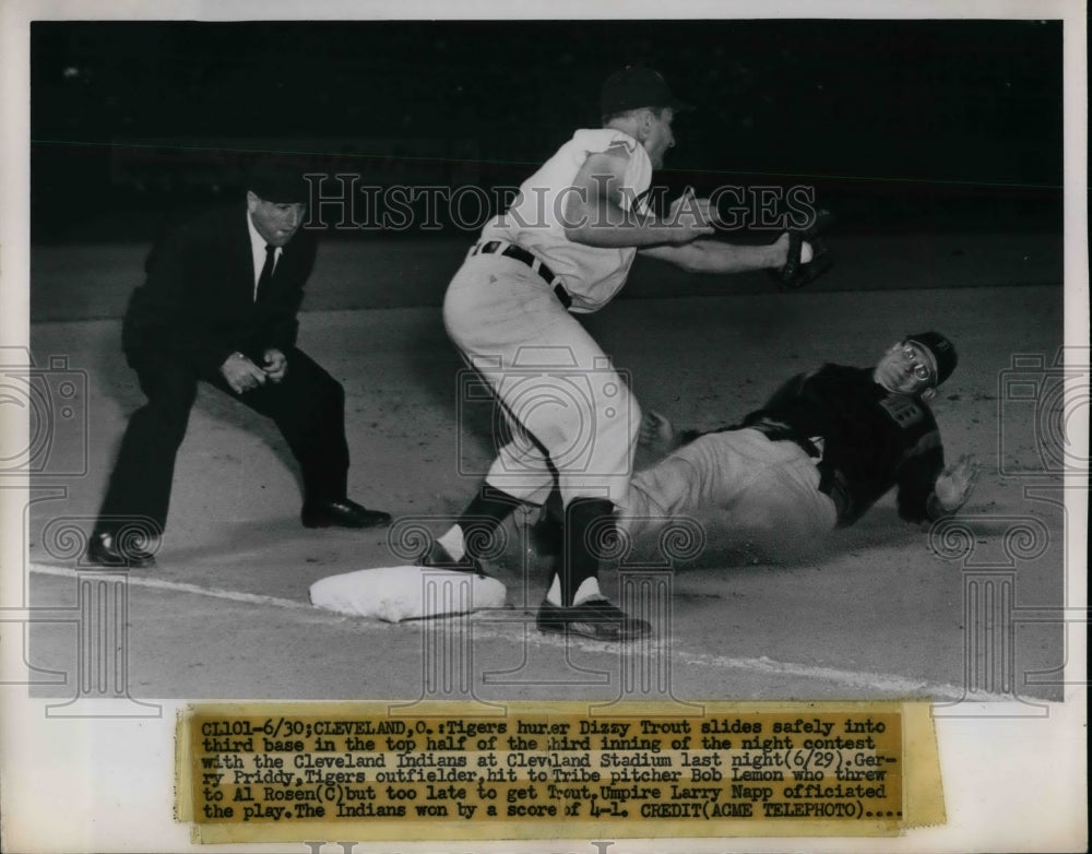 1952 Press Photo Dizzy Trout of Detroit Tigers, Al Rosen of Indians, Umpire Napp - Historic Images