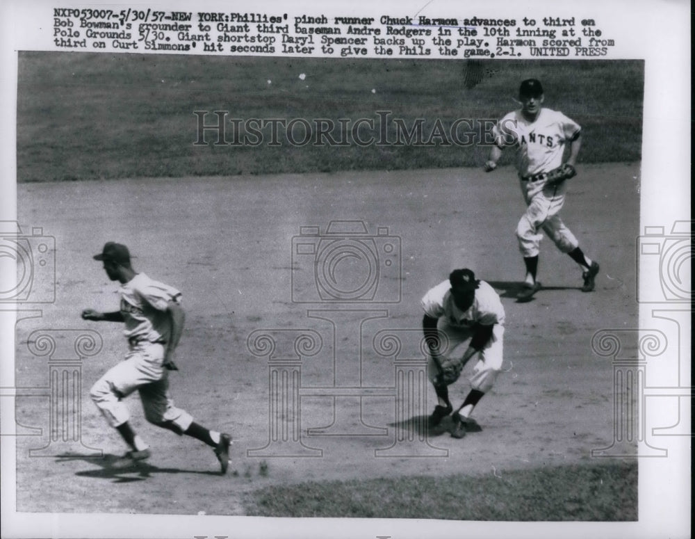 1957 Press Photo Chuck Harmon Phillies Advance To 3rd Andre Rogers Giants - Historic Images