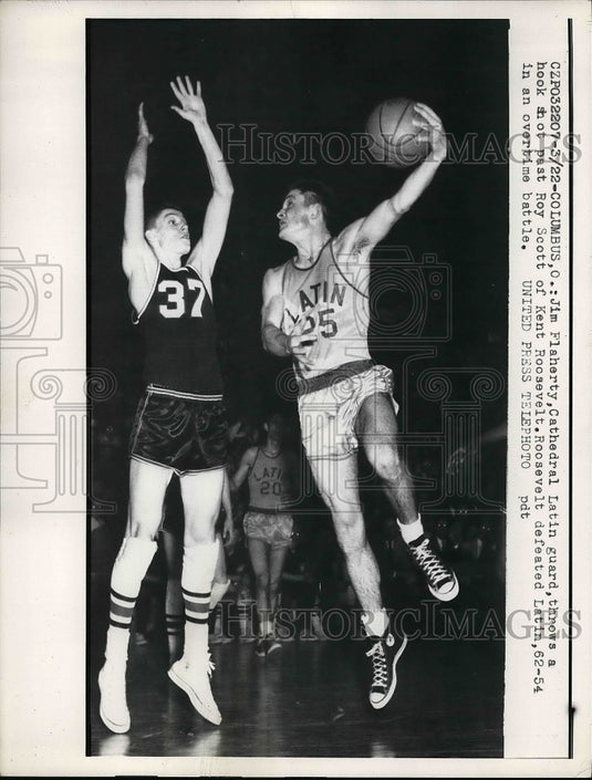 1957 Press Photo Cathedral Latin Guard Jim Flaherty Making Hookshot In Columbus - Historic Images