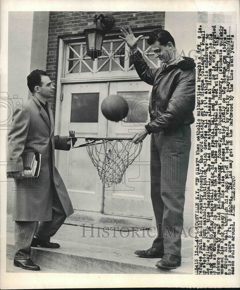 1949 Press Photo Tall Refugee Nicholas Mohaczy Playing Basketball At Sienna - Historic Images
