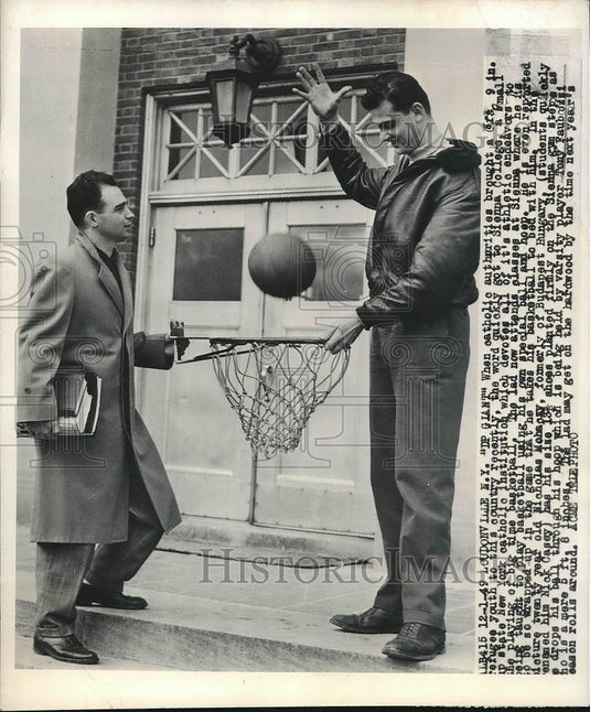 1949 Press Photo Tall Refugee Nicholas Mohaczy Playing Basketball At Sienna - Historic Images