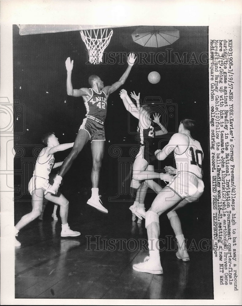 1957 Press Photo Xavier's Corney Freeman leaps in game against Bradley, NIT game - Historic Images