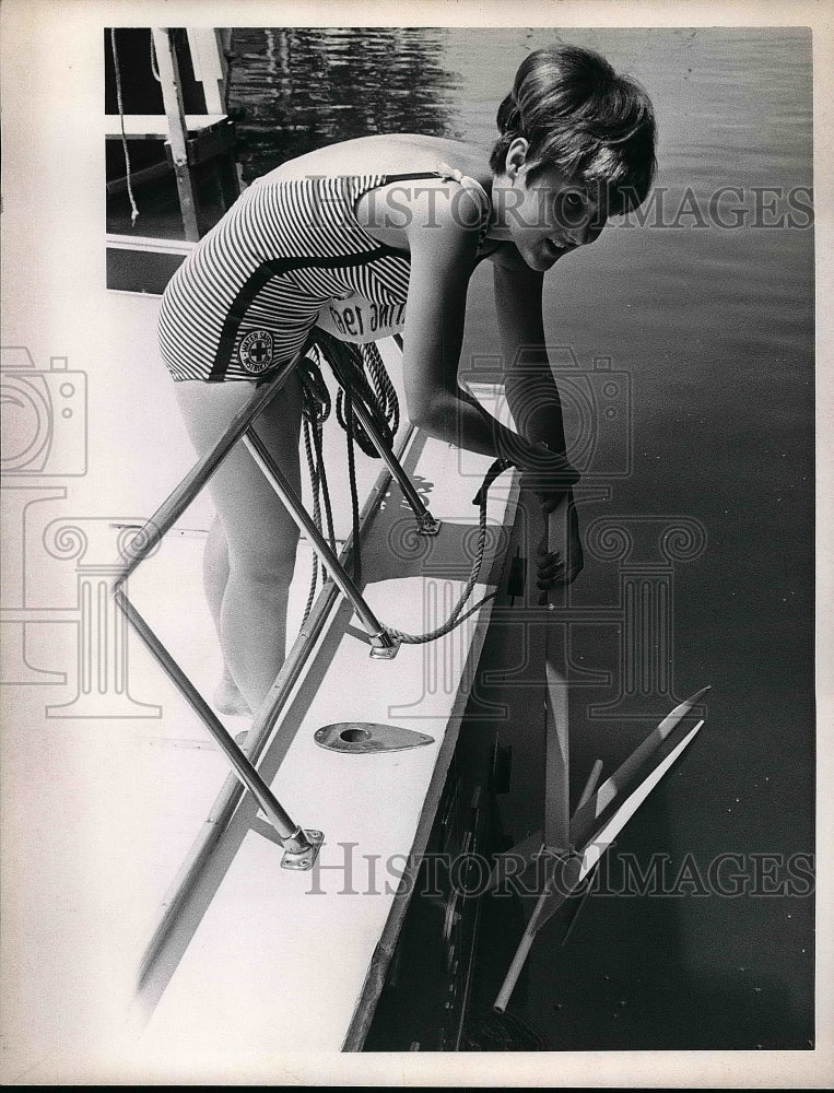 1967 Press Photo Swimming Instructor Leans Over Side Of Boat-Historic Images