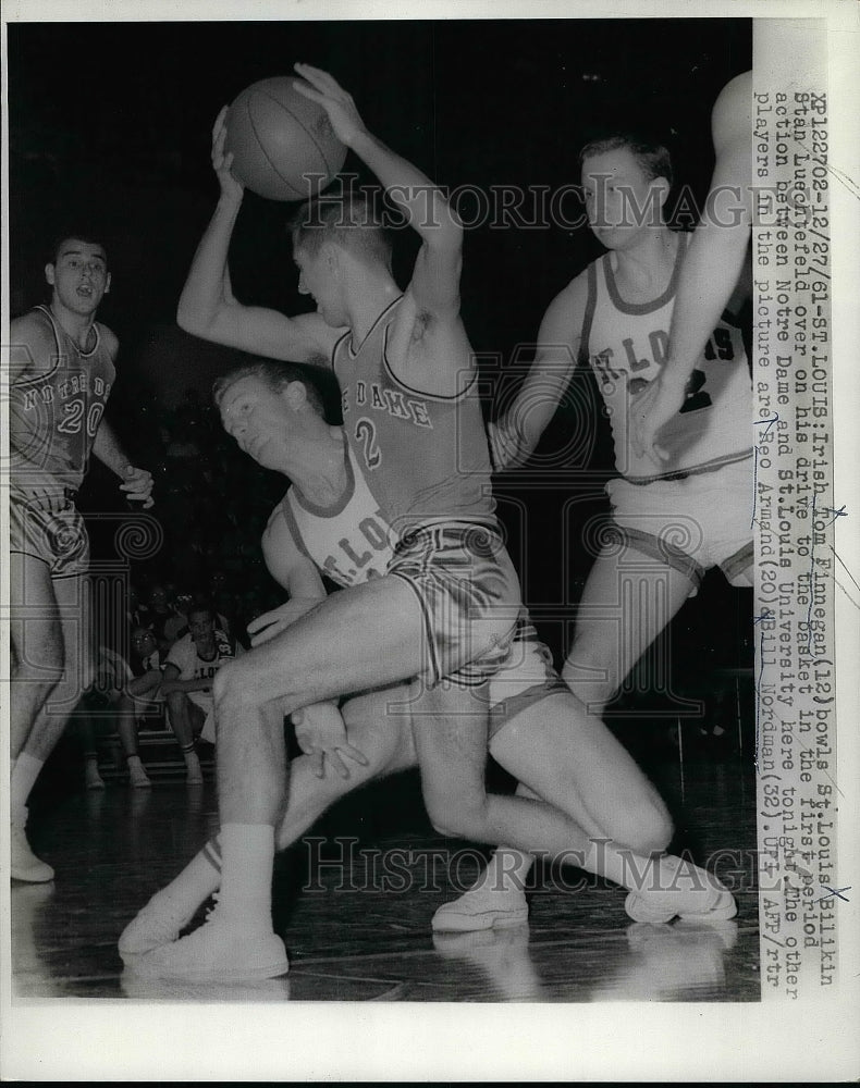 1961 Press Photo Notre Dame&#39;s Tom Finnegan Drives to Basket in Against St. Louis - Historic Images