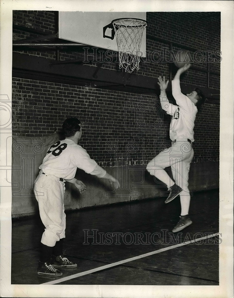 1943 Press Photo Willard Donovan, Phil Masi, Boston Braves Practice Session - Historic Images