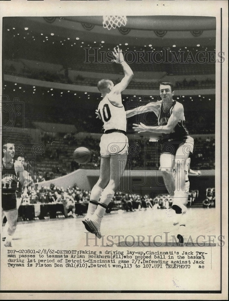 1962 Press Photo Faking a driving lay-up - Historic Images