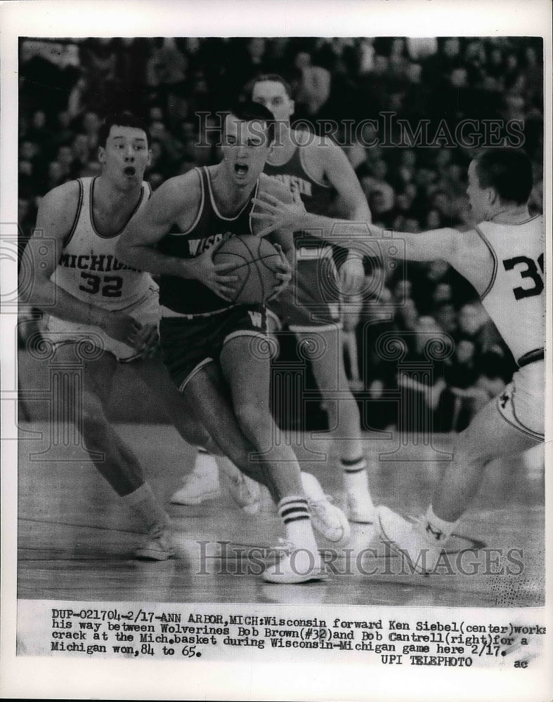 1962 Press Photo Siebel works his way to the basket during a game - Historic Images