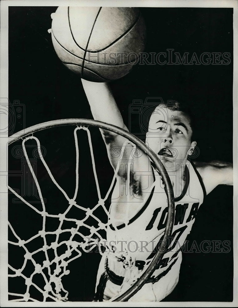 1962 Player shooting a hoop - Historic Images