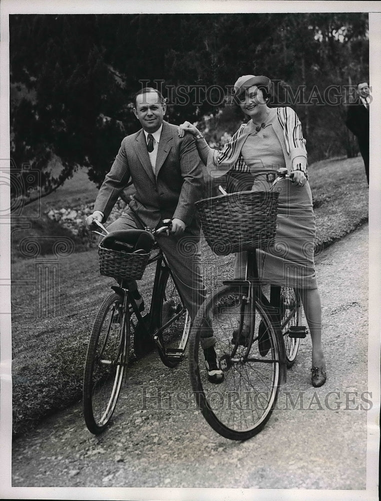 1935 Press Photo Mr. &amp; Mrs. E.W. Phelps Of Cleveland Ohio Riding Bicycles - Historic Images