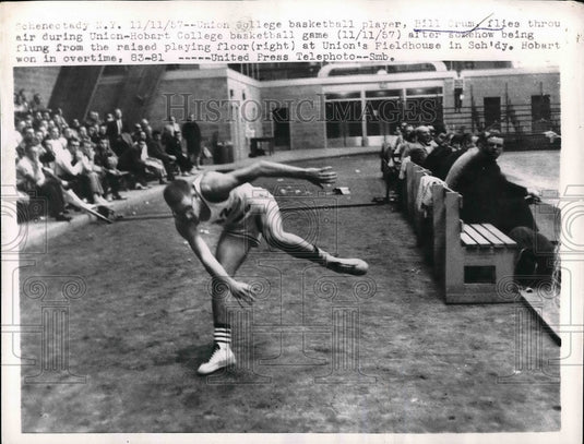 1957 Press Photo Bill Crum Union College Basketball Player Flung From Court - Historic Images