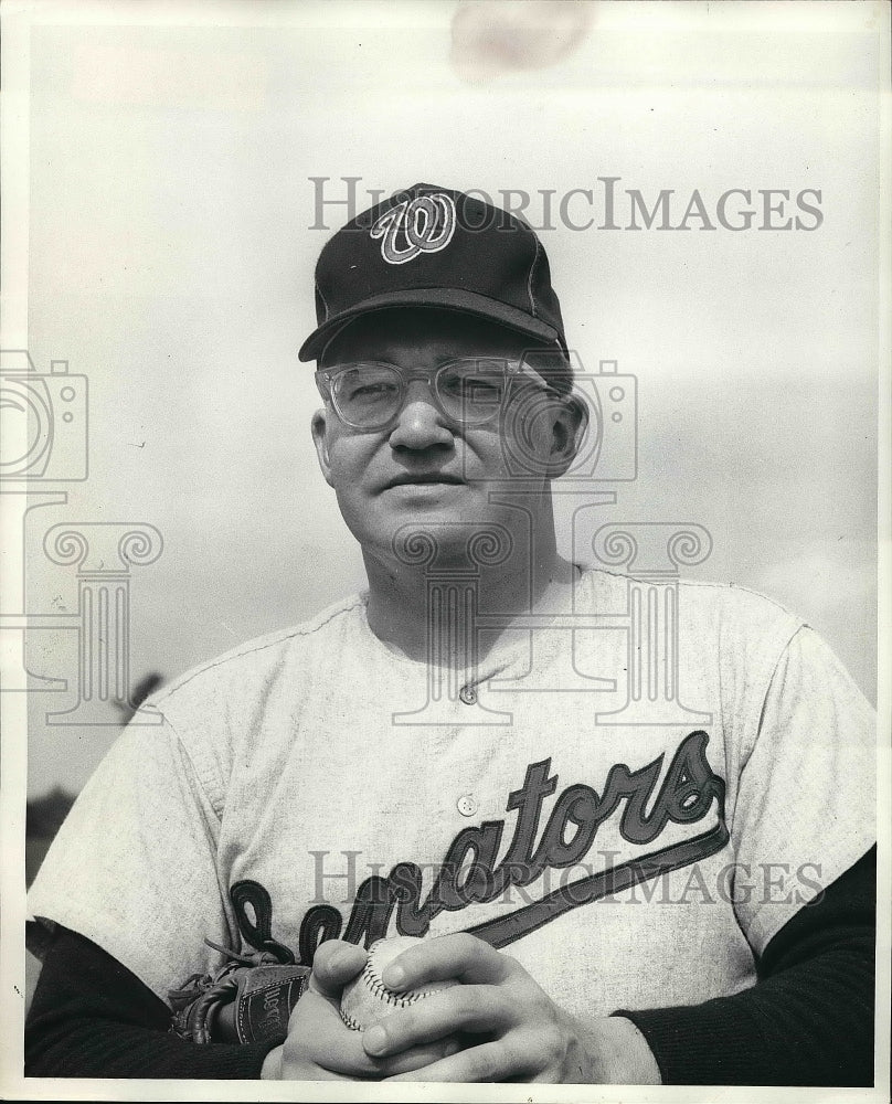 Press Photo Washington Senators Pitcher Howie Koplitz Wearing Uniform - Historic Images