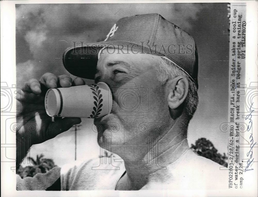 1962 Press Photo Duke Snider Drinks Water At Dodgers Training Camp - Historic Images