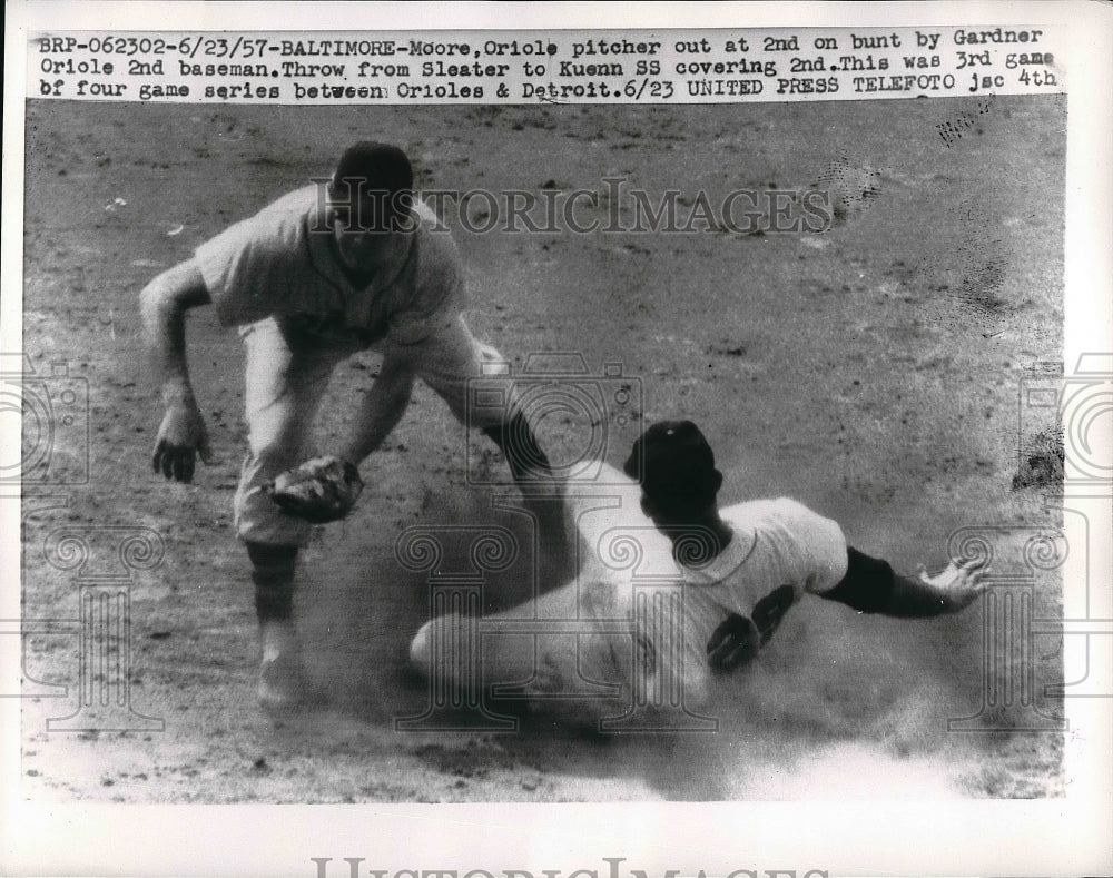 1957 Press Photo Oriole Pitcher Moore Getting Tagged Out at Second Base - Historic Images