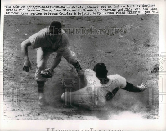 1957 Press Photo Oriole Pitcher Moore Getting Tagged Out at Second Base - Historic Images