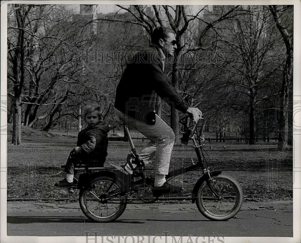1967 Press Photo Cyclist Nathan Anton Riding with Son Matthew in Central Park - Historic Images