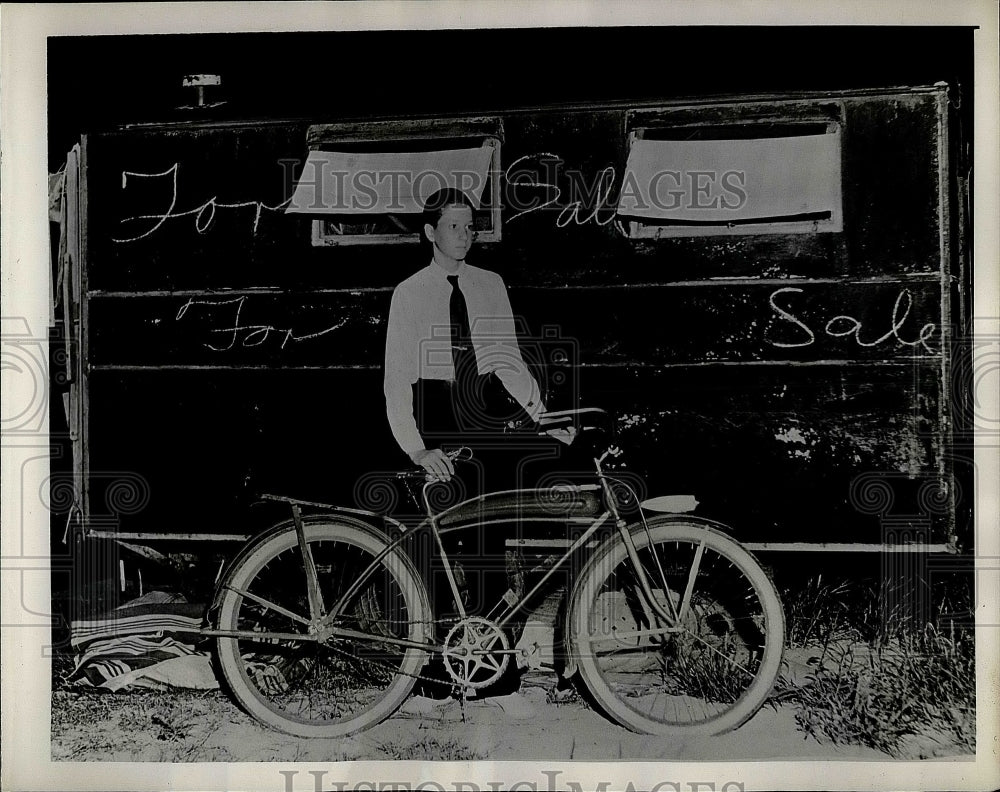 1939 Press Photo Honor Student Carl Thomas with Bicycle and For Sale Sign - Historic Images