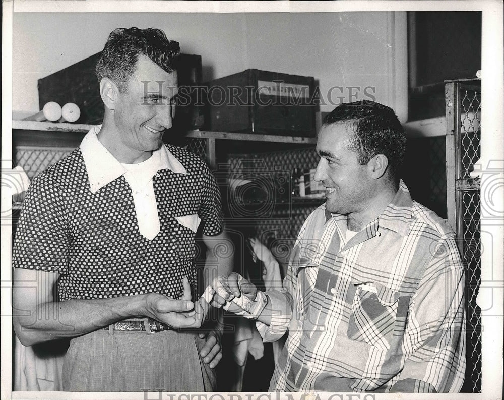 1963 Press Photo Hank Sauer , Bob Rammazzotti, Chicago Cubs with Broken Fingers - Historic Images