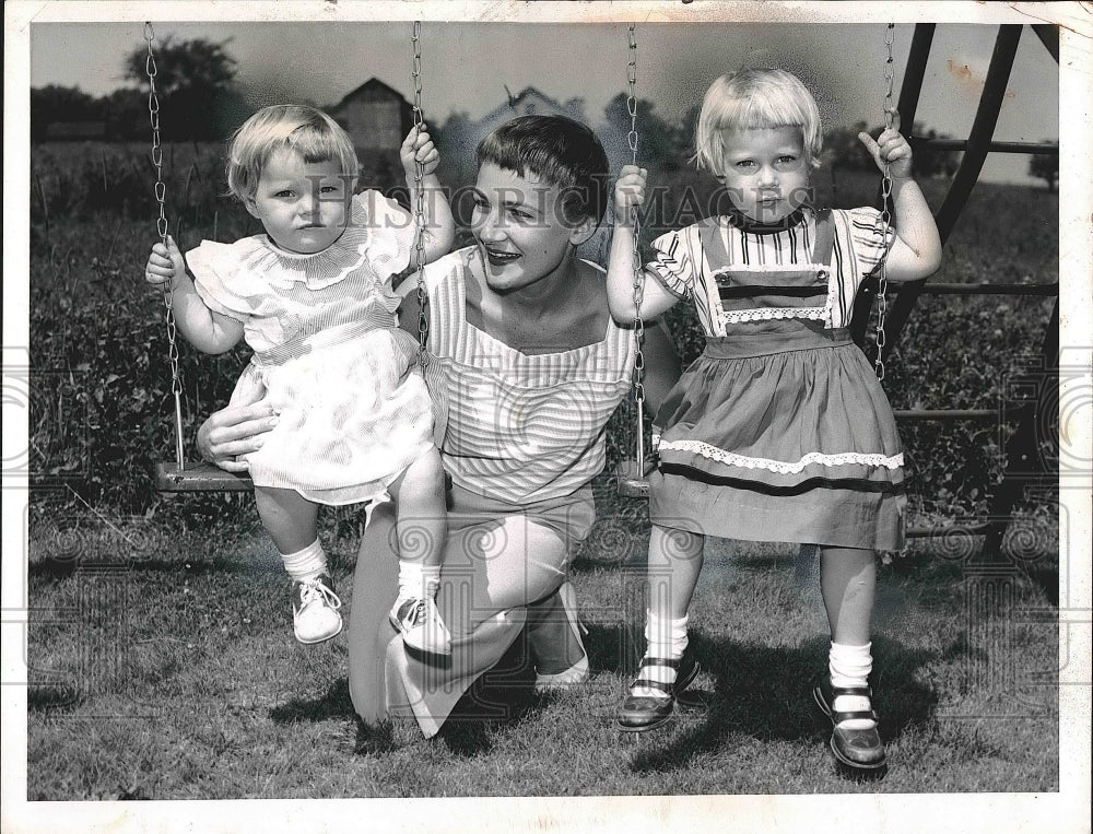 1958 Press Photo Claudia Porter and her daughters, Tracy and Shannon - Historic Images