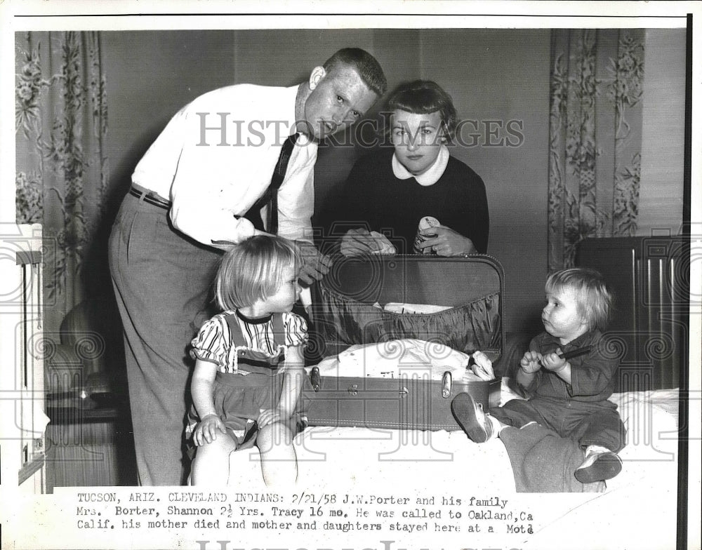 1958 Press Photo Cleveland Indians' J. W. Porter and family in Tucson, AZ - Historic Images